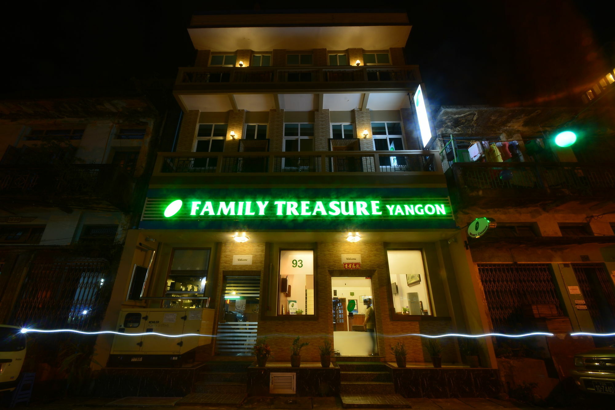 Family Treasure Yangon Hotell Exteriör bild